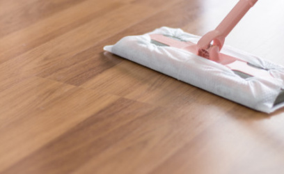 Cleaning laminate floors using the best method to avoid streaks and film.